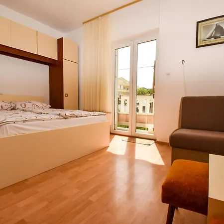 Andela Πανσιόν